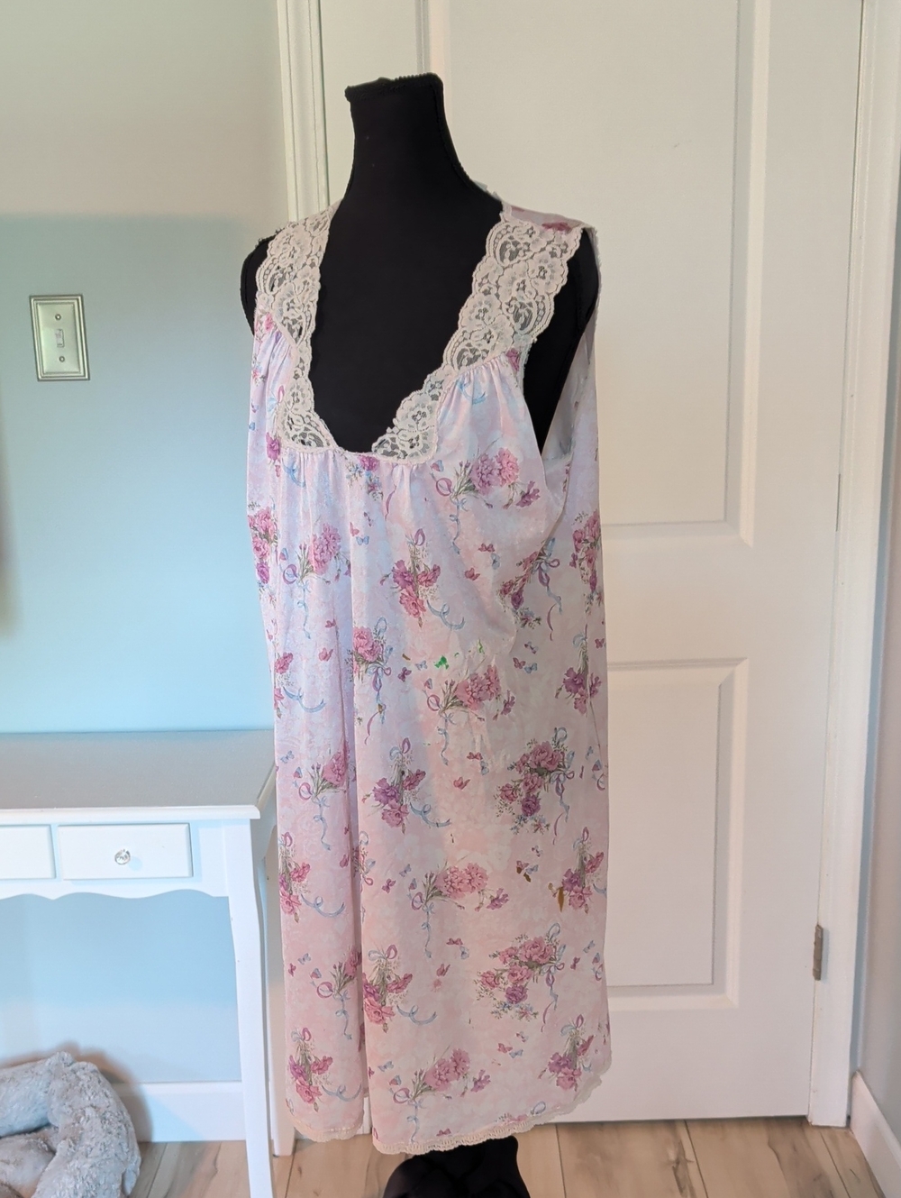 Vintage 80's Vanity Fair Floral Lace-Trim Nightgown - Picture 4 of 9